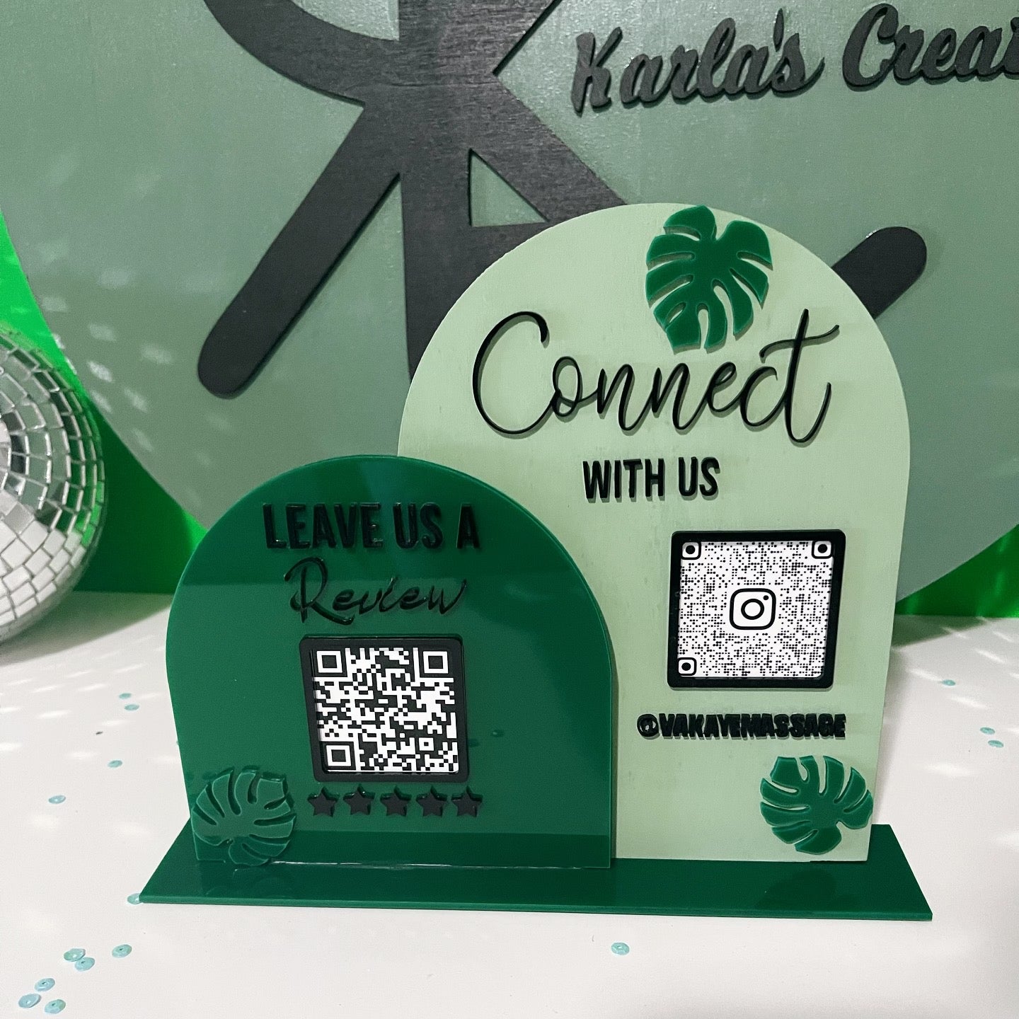 LETRERO CONNECT TO US AND LEAVE US A REVIEW